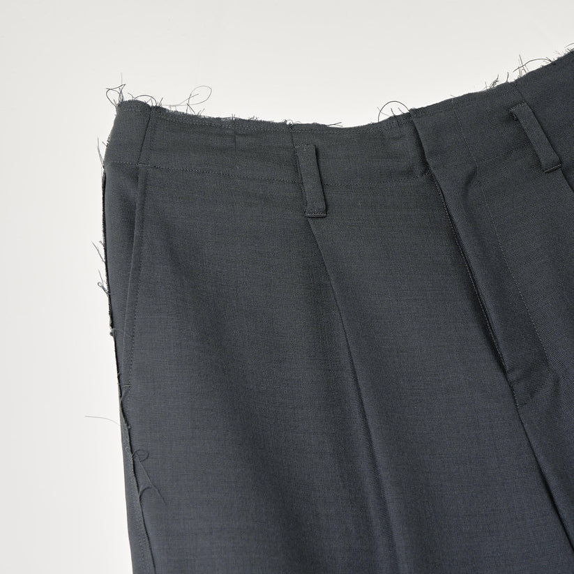 WOOL CALM SKIN SHIFTED SEAM ONE TUCK TROUSERS : TELE CUT