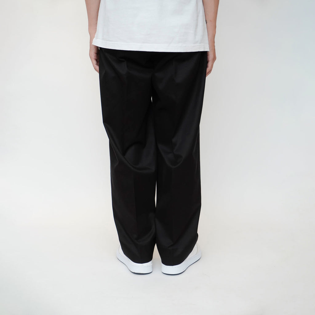 ONE TUCK CHINO TROUSERS