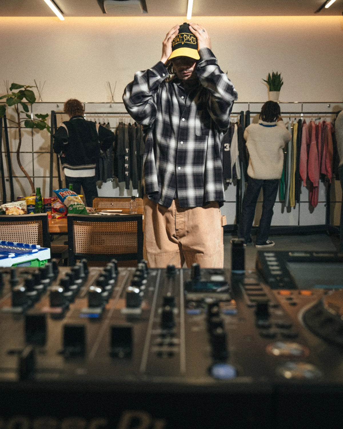 SAINT Mxxxxxxのレーヨンシャツ着用画像