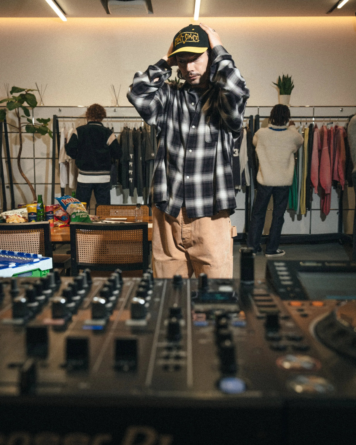SAINT Mxxxxxxのレーヨンシャツ着用画像