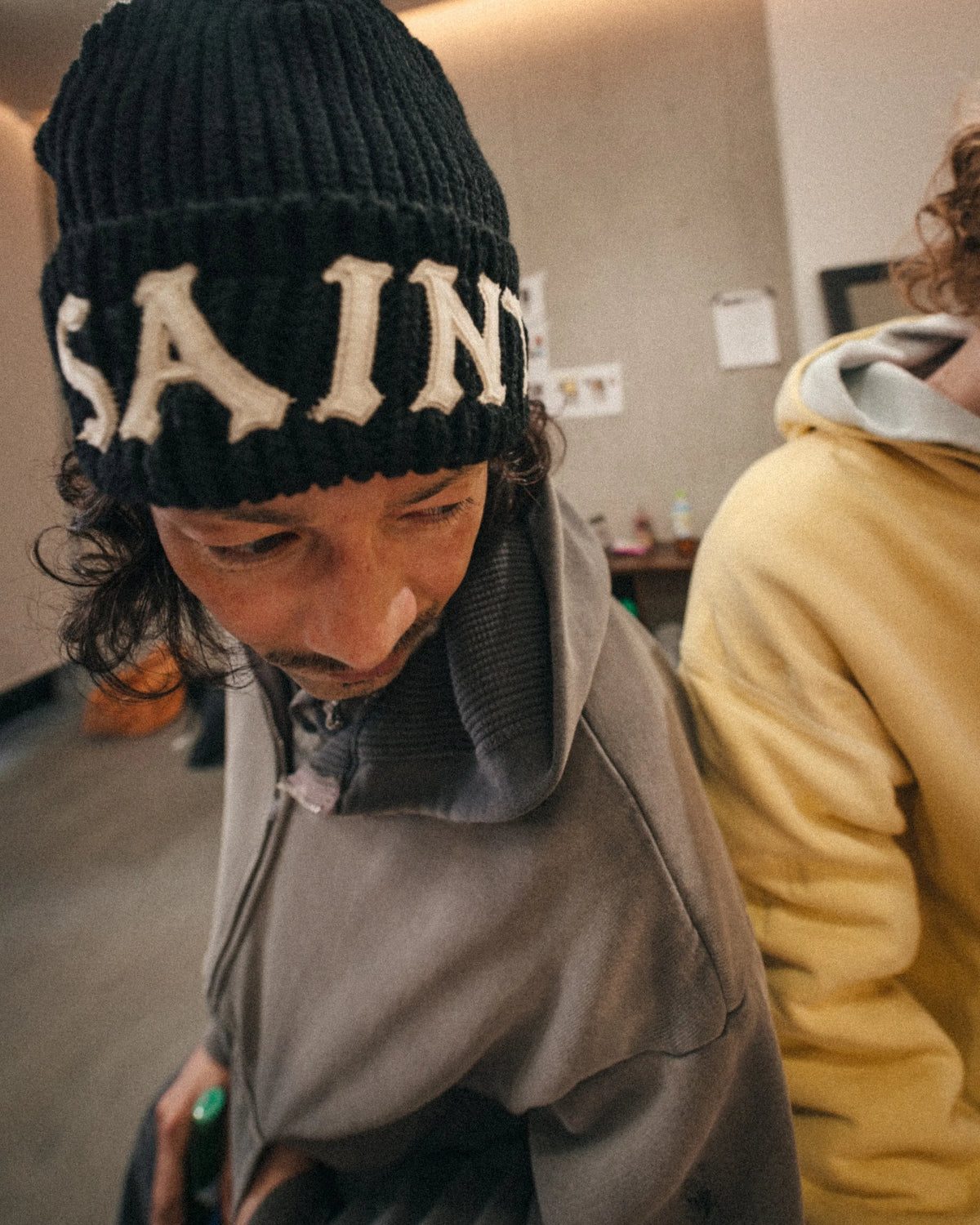 SAINT Mxxxxxxブラックニット帽着用画像