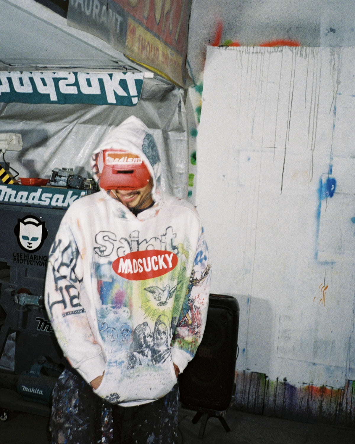 SAINT Mxxxxxx × MADSAKIパーカー着用画像