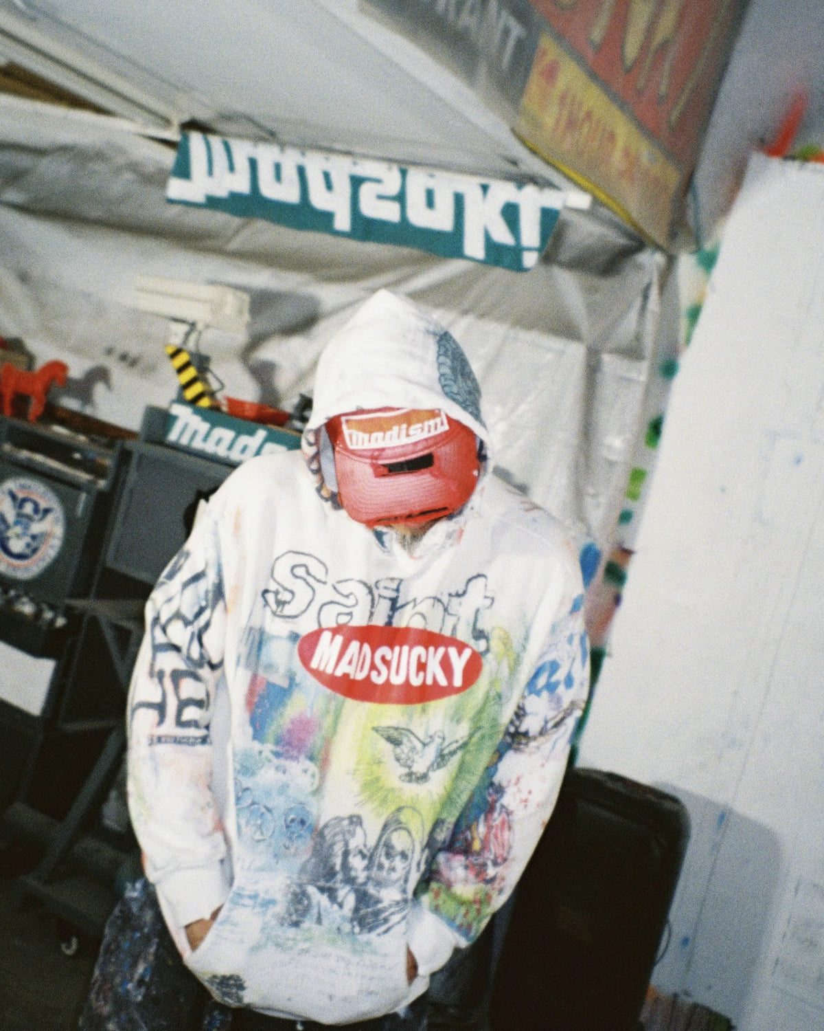 SAINT Mxxxxxx × MADSAKIパーカー着用画像